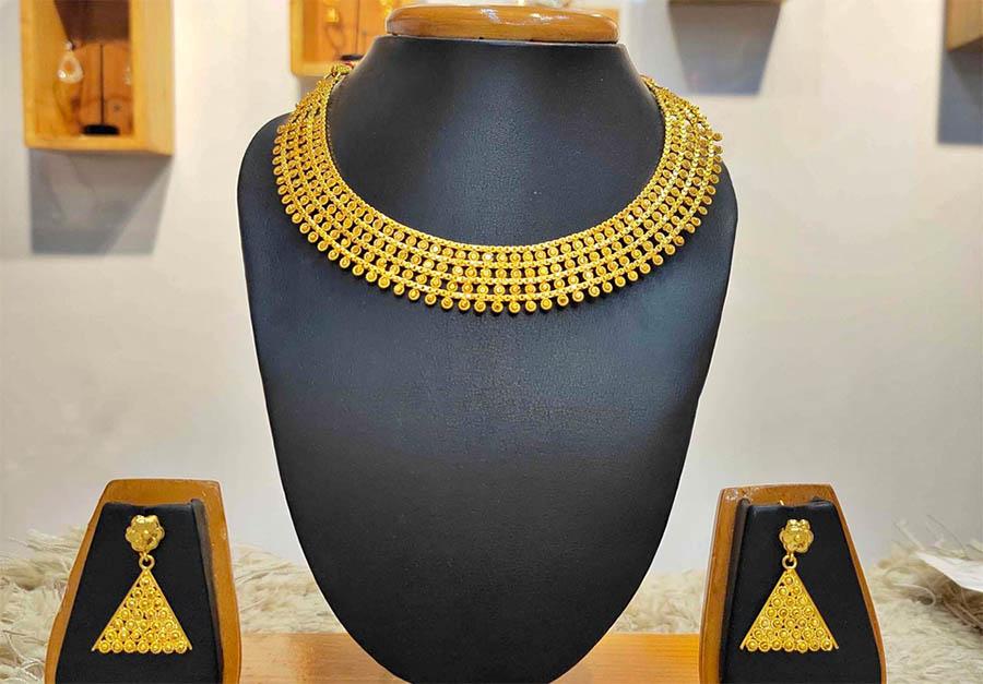 Gold price rises Rs 13,100 per tola in 3 days
