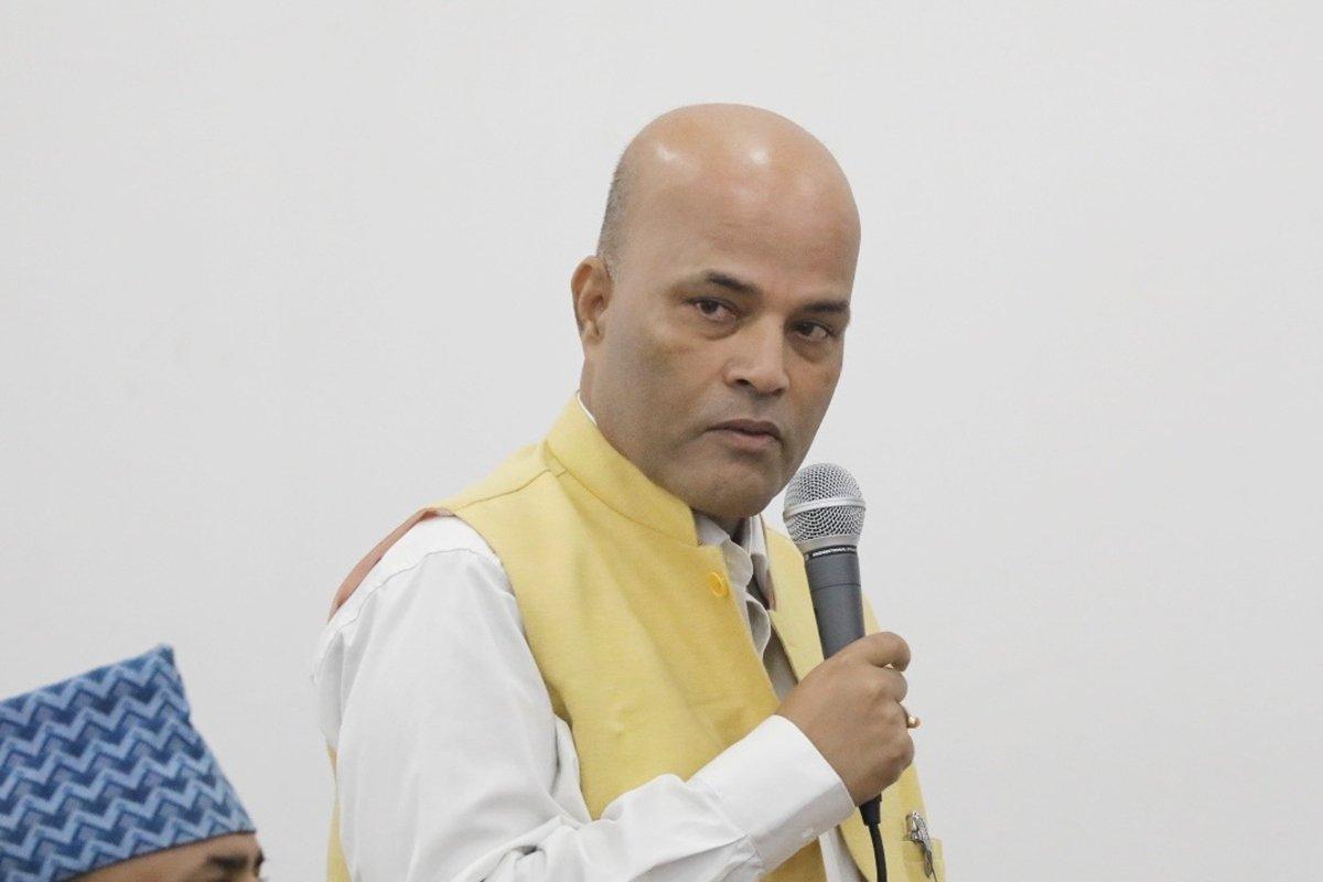 उपचार नपाएर दम्पतीले खोलामा फाल हाल्नु राज्यका लागि ऐना : सांसद सिंह