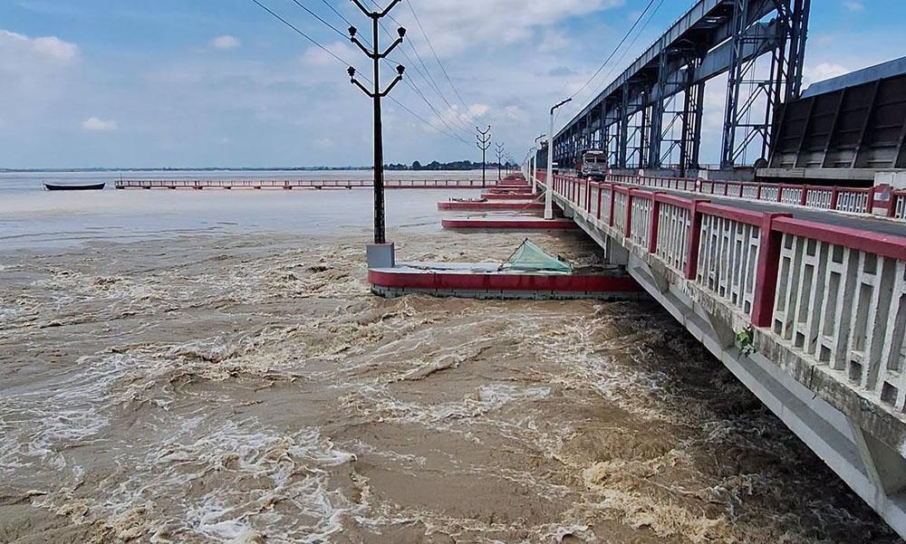 कोशी नदीमा पानीको बहाव बढ्यो, ३४ ढोका खोलियो