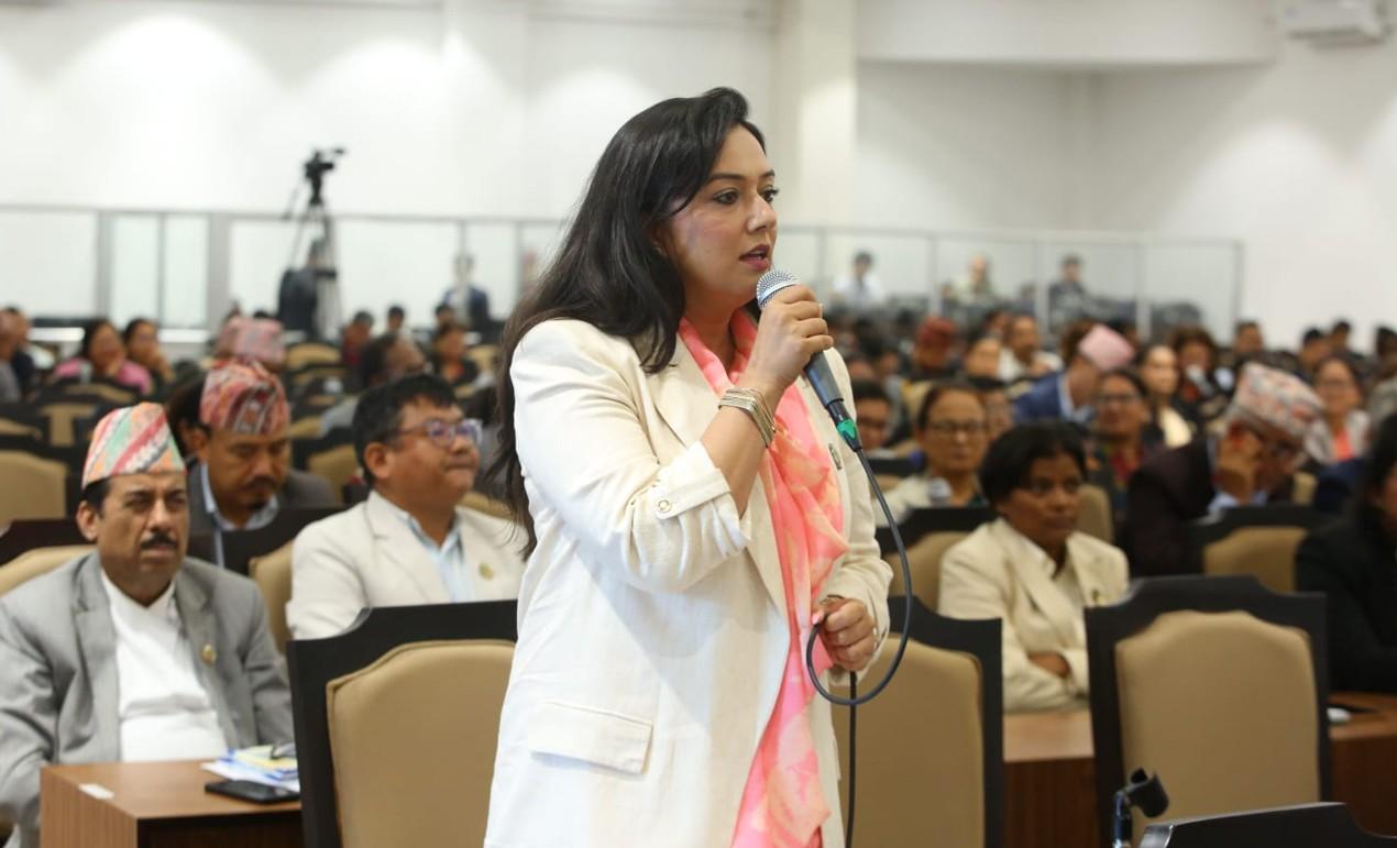 आन्दोलनरत इन्टर्न चिकित्सकका माग तत्काल सम्बोधन गर्न सांसद खुस्बु ओलीको माग