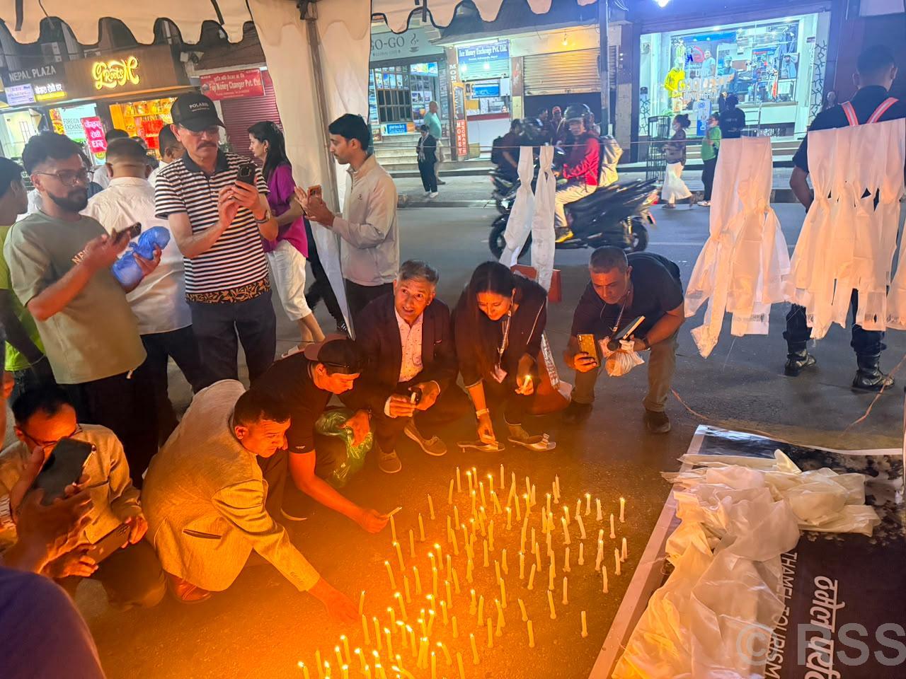ब्रोड पिकमा ज्यान गुमाएका पर्वतारोहीको सम्झनामा ठमेलमा दीप प्रज्वलन