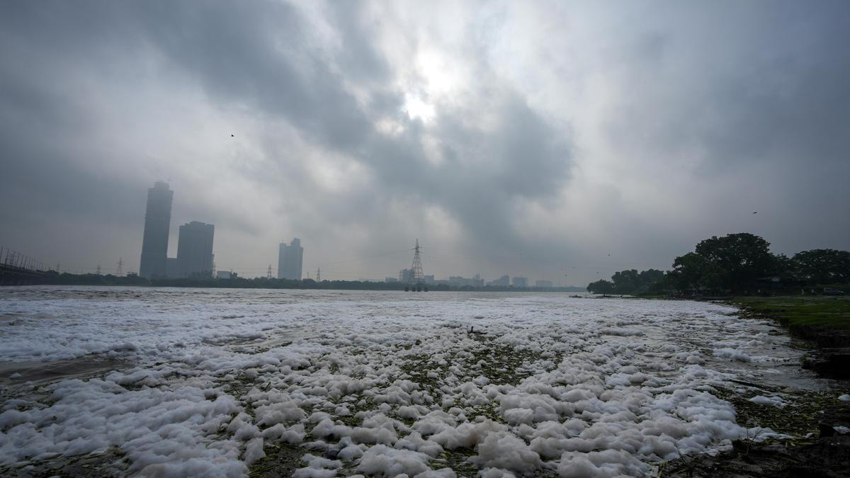 Delhi sees slight dip in minimum temperature, IMD forecasts light to moderate rain
